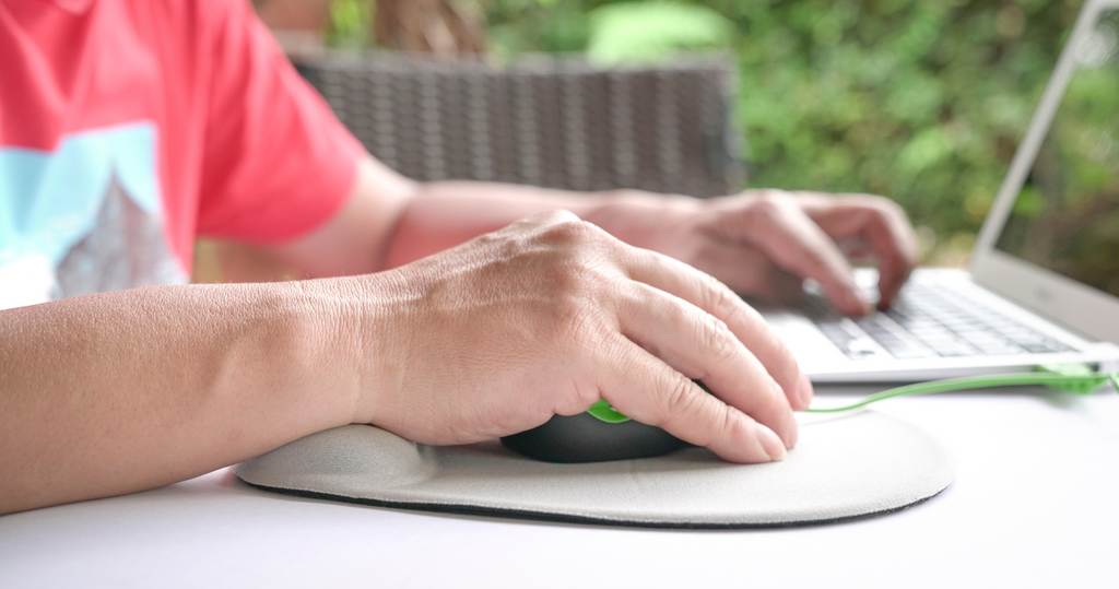 🙌 Dites STOP aux douleurs avec le tapis souris ERGOPAD ! 🖱️